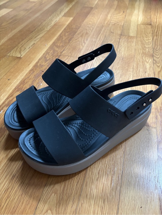CROCS Shoes - Crocs Brooklyn Low Wedge Sandal